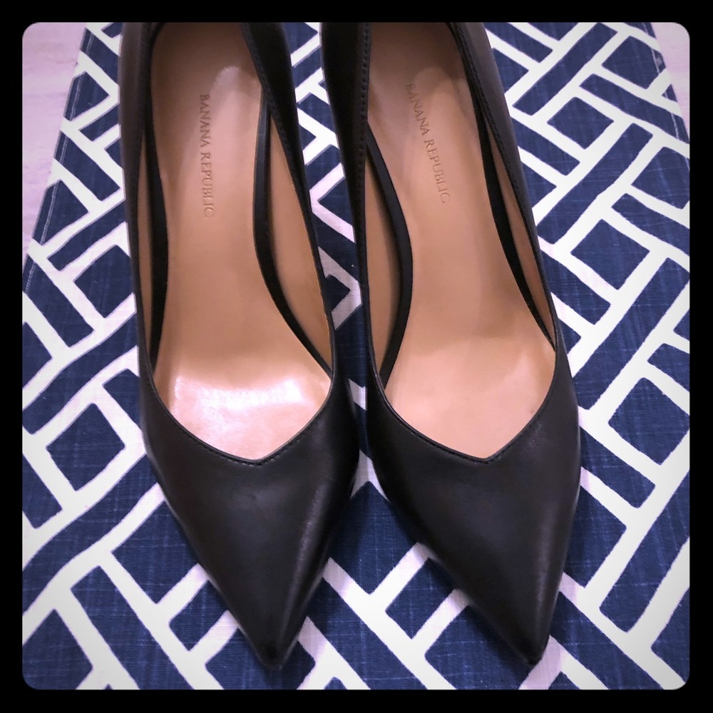 Banana Republic size 8 black pumps, barely worn
